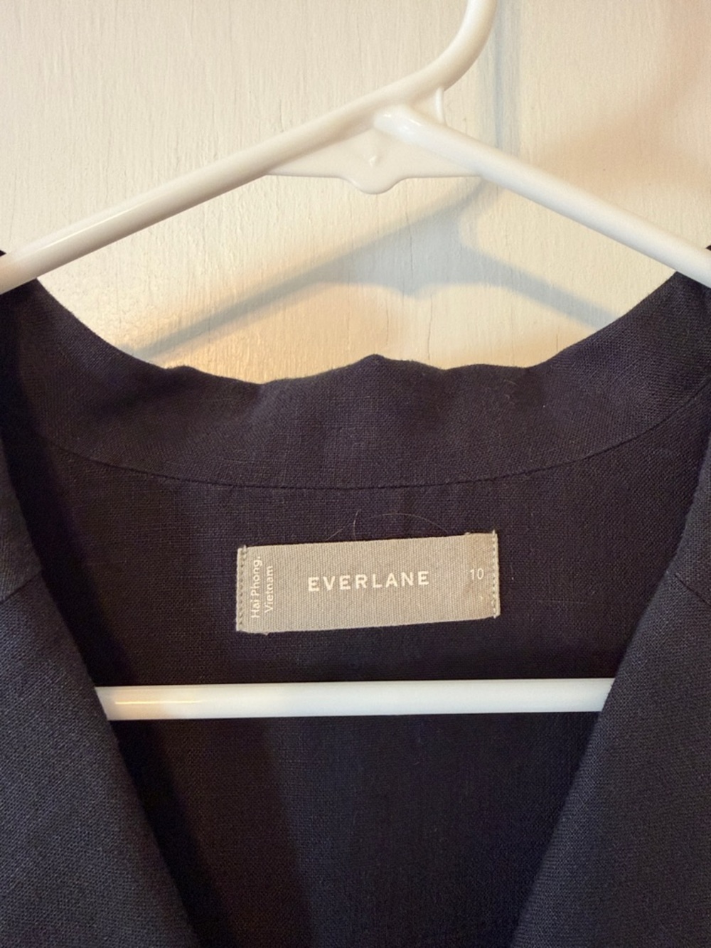 Everlane Short-Sleeve Button-Down Top in Charcoal - Picture 2 of 5